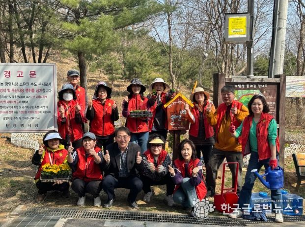 하안1동 주민자치회, 가림산 둘레길에 ‘봄꽃 향기’ 심다