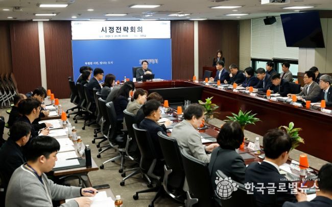 정명근 화성특례시장이 26일 시정전략회의에서 종량제 봉투 불안 사태에 대한 대책을 긴급 지시하고 있다.