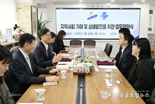 이민근 안산시장(왼쪽 세번째)이 26일 안산시청에서 (주)쏘카 관계자와 '지역사회 기여 및 상생발전 업무협약'을 진행하고 있다.