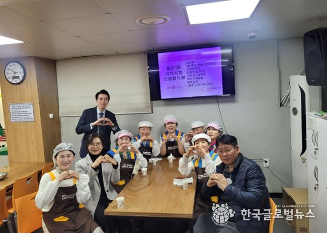 광명시 철산1동 지역사회보장협의체는 매월 다섯 번째 주 월요일 관내 복지관을 찾아 어르신들을 위한 점심 배식과 도시락 배달 봉사활동을 펼치고 있다.