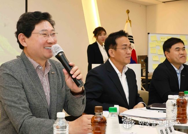 29일 청곡초에서 이상일 시장은 하갈동 주민들과 기흥중 통학로 안전 확보 방안을 논의했다