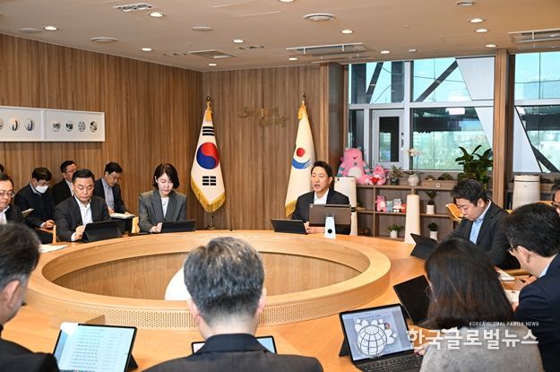 오세훈 서울시장 3월 31일(화) 집무실에서 ‘중동상황 관련, 서울시 에너지 위기 극복 대책회의’를 주재하고 있다.