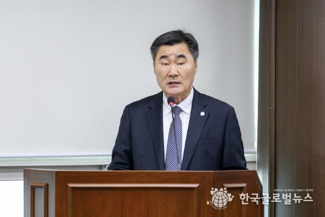 안산시의회 유재수 의원이 지난달 24일 제1상임위원실에서 열린 제302회 임시회 문화복지위원회에서 자신이 대표 발의한 ‘안산시 성인 문자해득교육 지원에 관한 조례 전부개정조례안’에 대해 설명하고 있다.