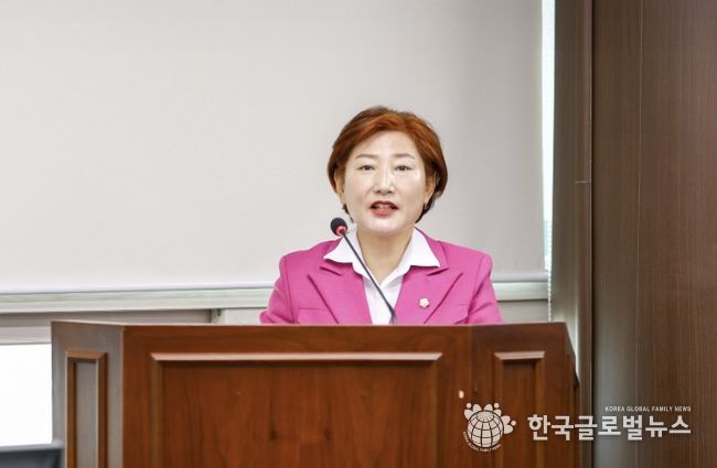 안산시의회 현옥순 의원이 지난달 24일 제1상임위원실에서 열린 제302회 임시회 문화복지위원회에서 자신이 대표 발의한 ‘안산시 반려견 순찰대 지원 조례안’에 대해 발언하고 있다.