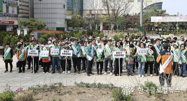 지난 4월 3일 야탑역 광장 일대에서 성남·분당 의용소방대, 성남시 자율방재단, 성남·분당소방서, 시 직원 등 200여 명이 참여한 가운데 ‘민·관 합동 화재예방 캠페인’이 열리고 있다