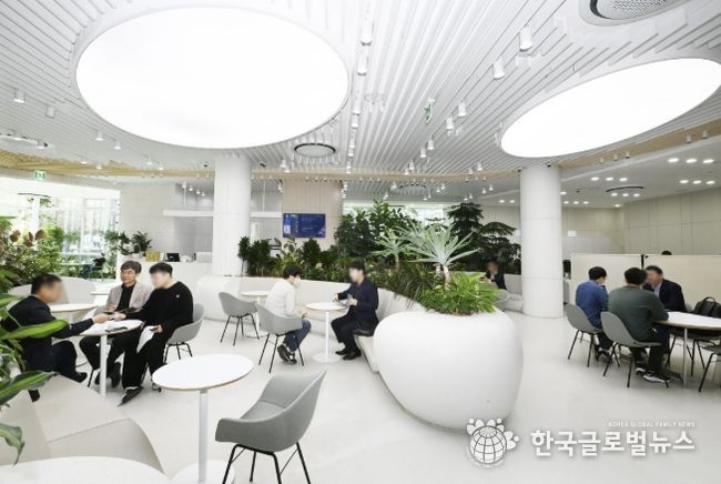 새빛민원실 베테랑팀장은 민원 서비스 혁신의 본보기가 됐다. 새빛민원실에서 민원인과 상담하는 베테랑팀장.