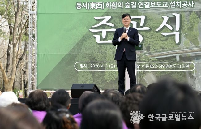 이민근 안산시장이 3일 이동 622-5번지 일원 '동서 화합의 숲길 연결 보도교 준공식'에서 시민들에게 인사말을 하고 있다.
