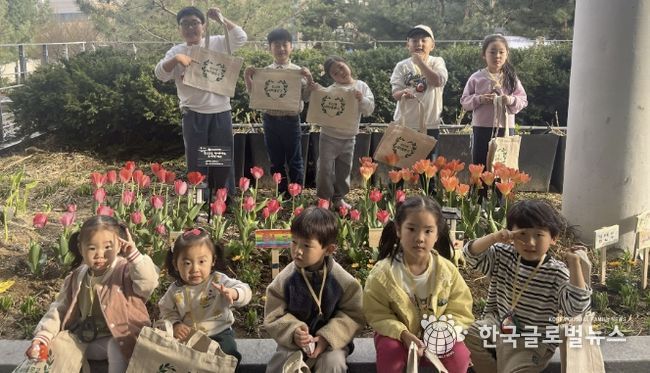 아이들 손으로 피어나는 봄, 수원시 영통구 광교2동 새마을문고 화단 가꾸기 행사