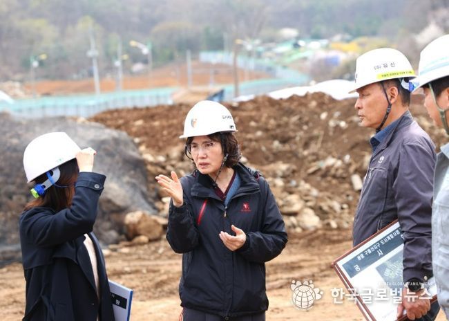 최혜민 광명시장 권한대행(부시장)이 6일 오후 구름산지구 도시개발사업 현장을 찾아 공사 진행 상황을 점검하고 있다.