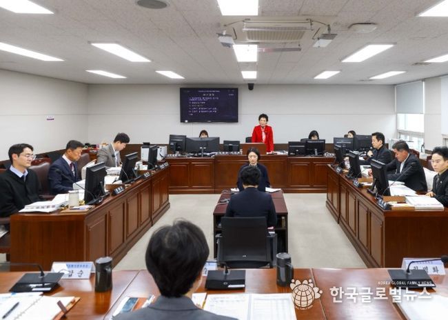 안산시의회 예산결산특별위원회가 지난 1일 제2상임위원회 회의실에서 안건 심사를 벌이고 있는 모습.