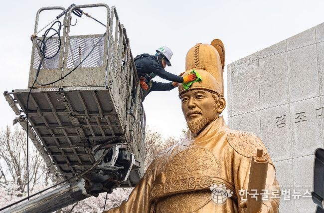 정조대왕 동상을 세척하고 있는 모습.
