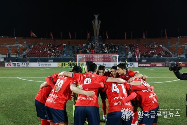 3월 17일 광주전 홈경기에서 김천상무 선수들이 경기 전 이야기를 하고 있다.