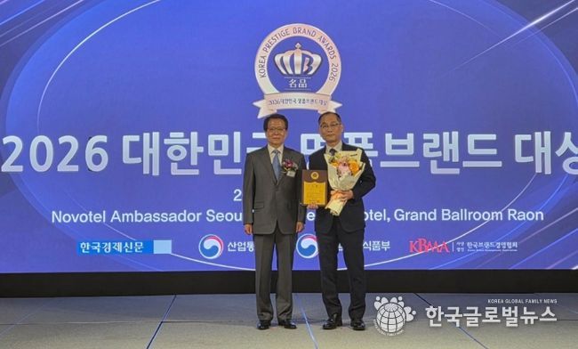 왼쪽부터 심사위원장 이훈영 경희대 교수, 평택시 이우진 농업기술센터소장