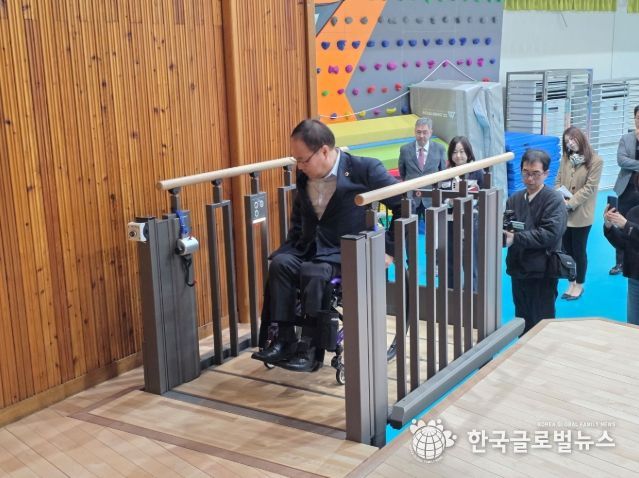 박재용 의원, 교육현장 무대 접근성 체험... 포용적 환경 조성 논의