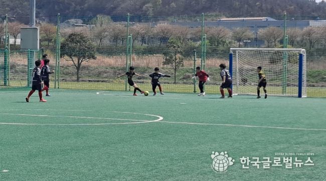 11일 삼문풋살장에서 참가 선수들이 박진감 넘치는 경기를 펼치고 있다.