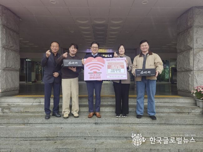 (주)원진글로벌 관계자들이 10일 라면 50박스(100만 원 상당)를 기탁하며 기념촬영을 하고 있다.