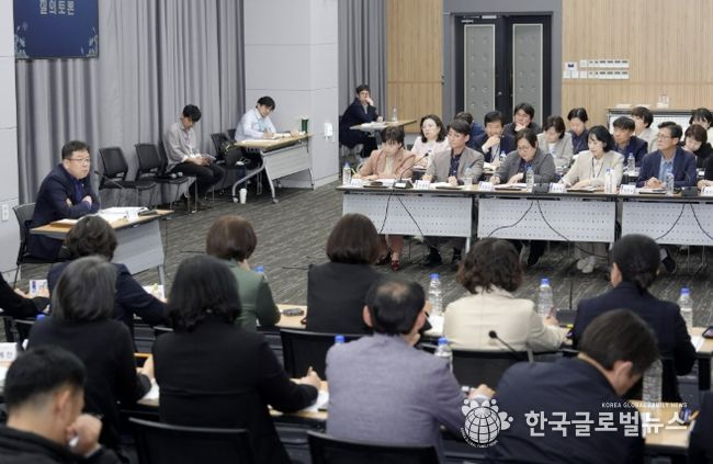 김현수 수원시 제1부시장이 ‘2026-2027 수원 방문의 해 부서별 추진상황 보고회’를 주재하고 있다.