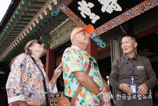 스티브 프라이스씨가 화성행궁을 둘러보고 있다.