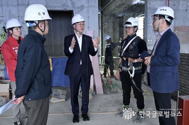 이민근 안산시장(사진 가운데) 13일 '공공 복합커뮤니티센터 건립공사' 현장을 방문해 사업진행 상황과 안전관리 실태를 점검하고 있다.