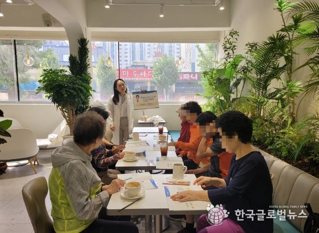 관내 카페에서 '찾아가는 병·의원 교육'을 운영하고 있다.
