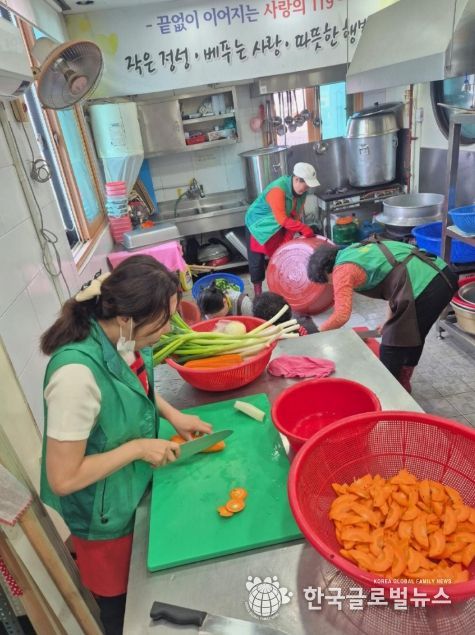 수원시 권선구 평동 새마을지도자부녀회, ‘사랑의 119 음식 음식 나눔’으로 소외 이웃 향한 온기 전달