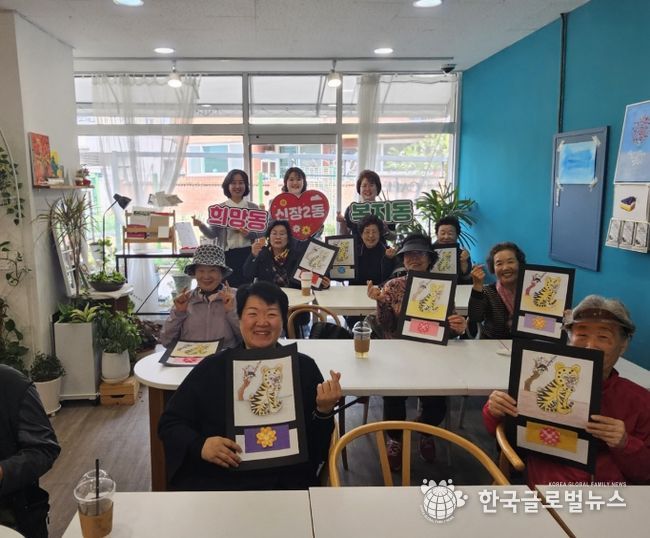 오산시 신장2동, 어르신 정서지원 ‘행복 담은 화실’ 운영…민화로 봄의 정취 나눠