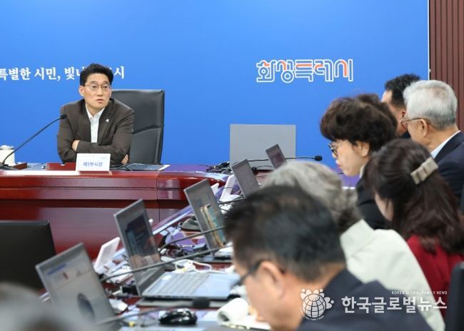 윤성진 화성특례시 제1부시장이 ‘제16회 화성 뱃놀이 축제’ 성공 개최를 위한 전략회의를 주재하며 주요 추진사항을 점검하고 있다